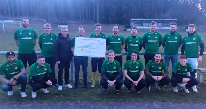 Der TSV Lützelburg hat zum zweiten Mal in Folge eine Lauf-Challenge gestartet. Unter dem Motto: "Jeder Meter zählt" gingen 28 motivierte Spieler an den Start. Auf vier Gruppen verteilt, lief jeder Fußballer in seiner Freizeit so viel, wie es nur ging. Nach Ablauf von vier Wochen konnten wir somit eine stolze Summe von 2245 km erreichen, so berichtet Organisator Sebastian Grohmann. Spitzenläufer war unsere Katze, Timo Lettrari. Er lief durchschnittlich 7,14 km pro Tag und kam nach 28 Tagen auf eine stattliche Summe von 200,12 Km. Im Vergleich zum Vorjahr, konnten wir nicht an unsere Leistungen anknüpfen. Über alle Gruppen verteilt, kam es zu mehreren kurzfristigen Ausfällen, meist Corona bedingt. Auch das Wetter war in diesem Jahr sehr nass und windig. Nichts desto trotz hielt dies keinen davon ab, regelmäßig sich seine Laufschuhe zu schnüren und Kilometer für einen guten Zweck zu sammeln. Jetzt kommen wir auch schon zu einem großen und entscheidenden Unterschied zum Vorjahr. Wir konnten einige Firmen gewinnen, die unsere Laufaktion unterstützt haben. Entweder wurde im Vorhinein ein Festbetrag vereinbart, oder ein kleiner Betrag für jeden gelaufenen Kilometer gespendet. An der Summe von € 2000,- haben sich Firmen, Läufer und einzelne Spender beteiligt. 100% vom erlaufenen Betrag wird an die „Elterninitiative krebskranker Kinder Augsburg – Lichtblicke e.V.“ gespendet.